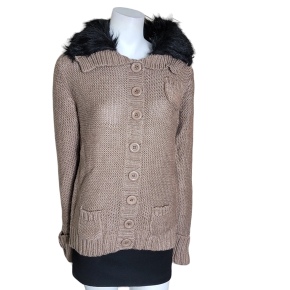 VERTIGO PARIS FAUX FUR COLLAR SWEATER IN NUBUCK L - Picture 2 of 13
